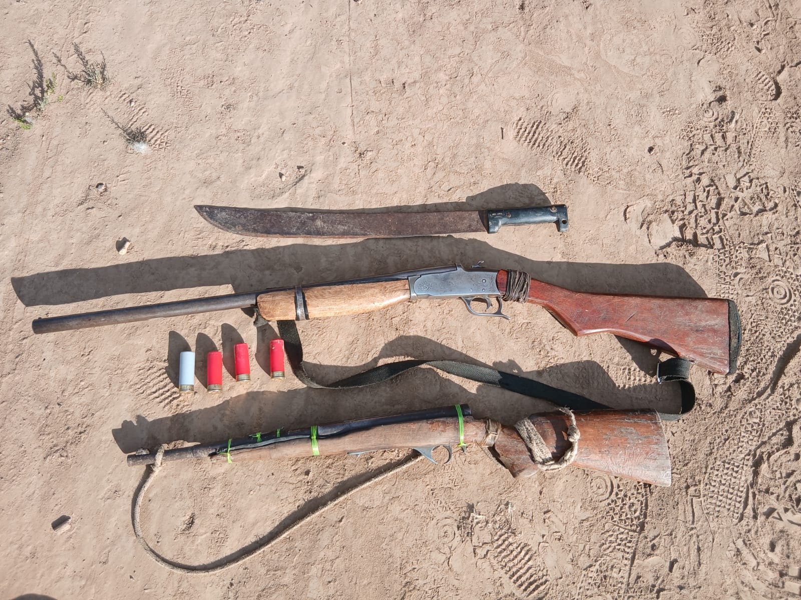 Detuvieron a un hombre y secuestraron dos armas de fuego y un machete
