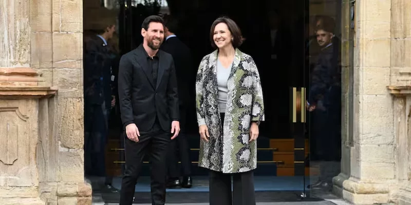 Locura por Messi en España: 5.400 personas lo ovacionaron y un niño argentino vivió un momento inolvidable-Video