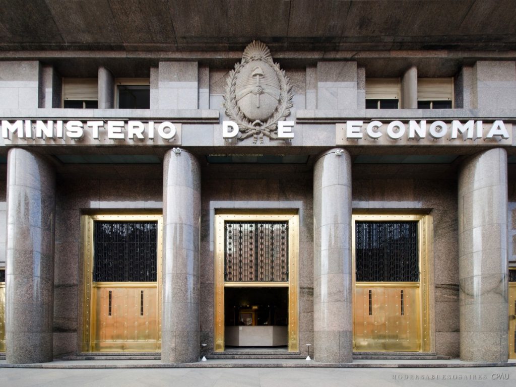 Deuda: Economía canjeó con éxito una letra dólar linked y redujo vencimientos de fin de mes