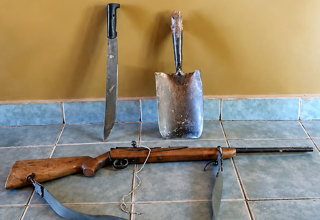 La Policía detuvo a dos hombres y recuperó un rifle, una pala y un machete sustraídos