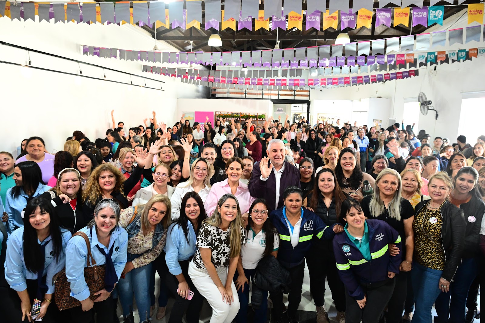 Desayuno de festejo para las madres que trabajan en la municipalidad
