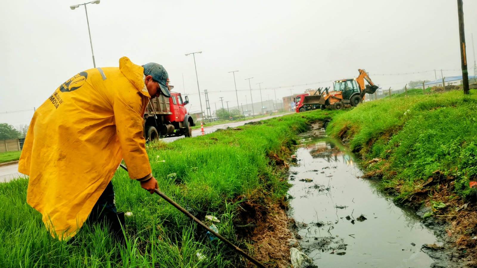 La Municipalidad trabajó en varios frentes con cuneteo y limpieza de sumideros