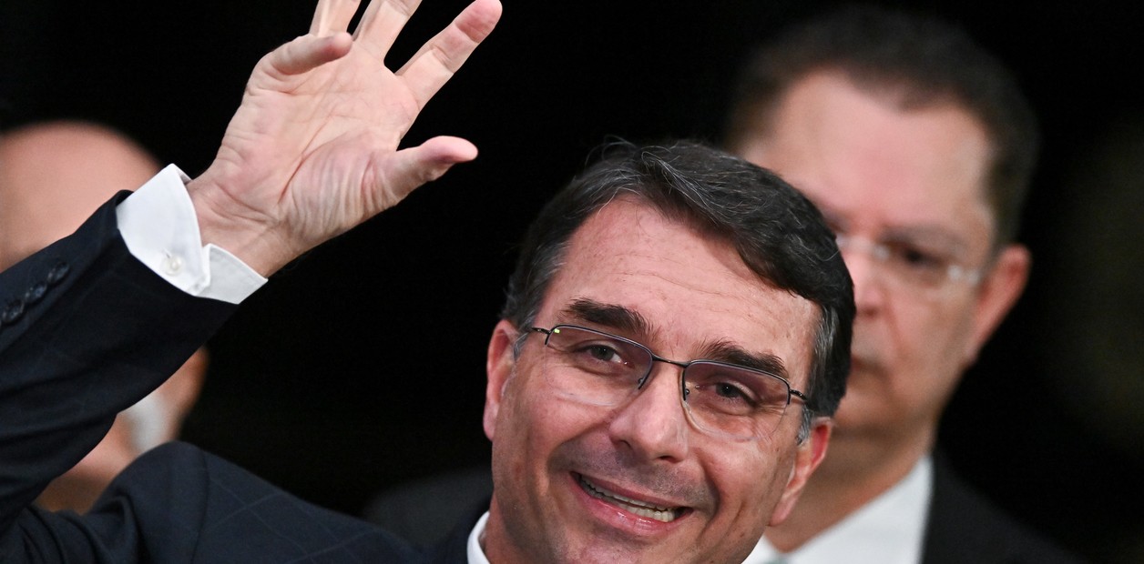 En cuestión de minutos, Flávio Bolsonaro pasó de ser “presidente electo de Brasil” a “líder”