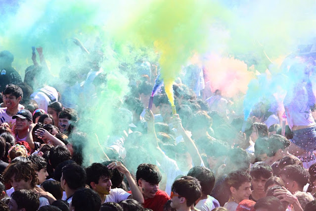 Más de 6500 estudiantes celebraron con la guerra de colores en el playón