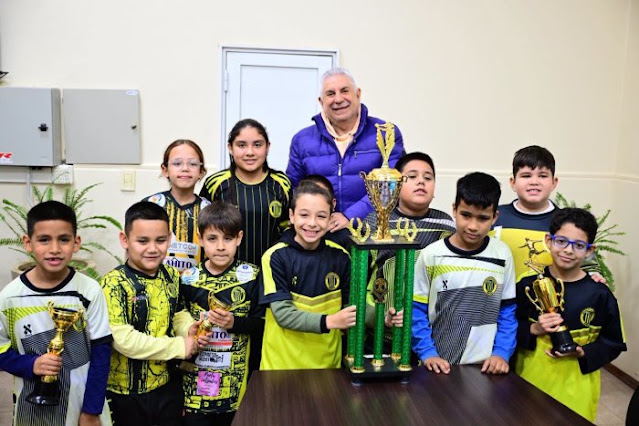 El intendente Jofré recibió a jugadores de la Escuelita de Futsal del 2 de Abril