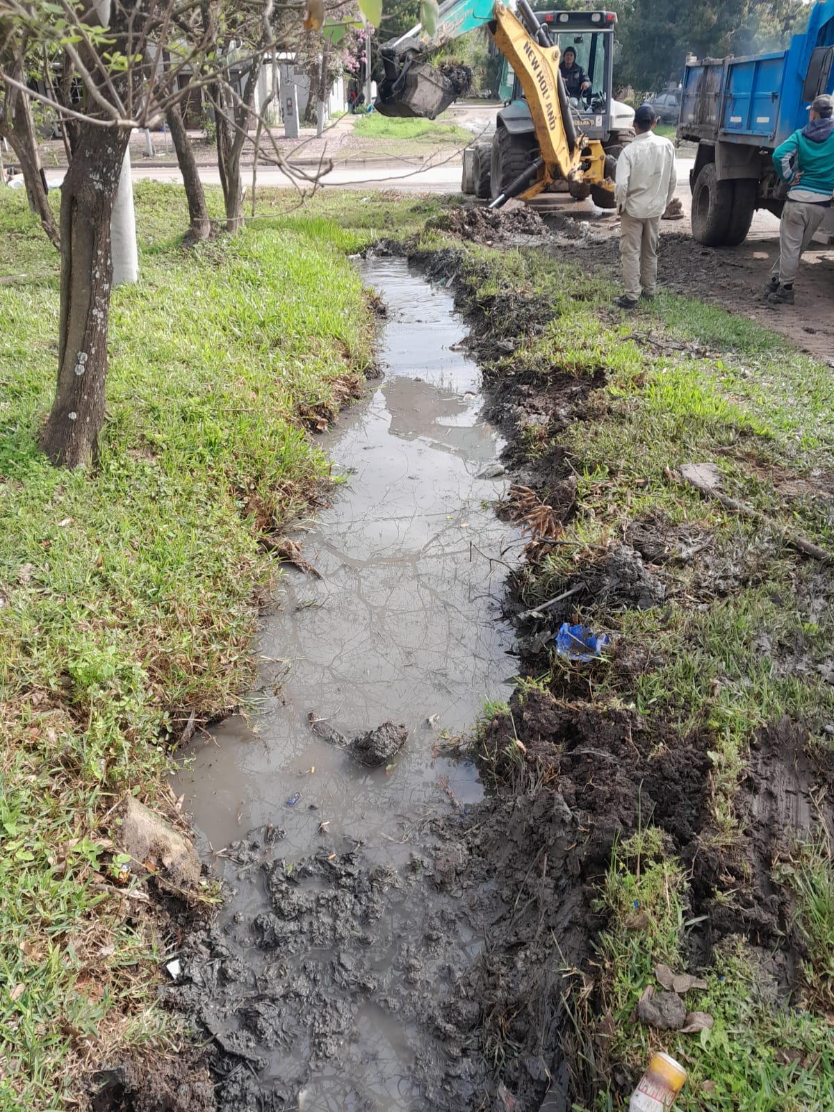 Cuadrillas municipales trabajaron en desagües, cunetas y un canal principal en seis barrios