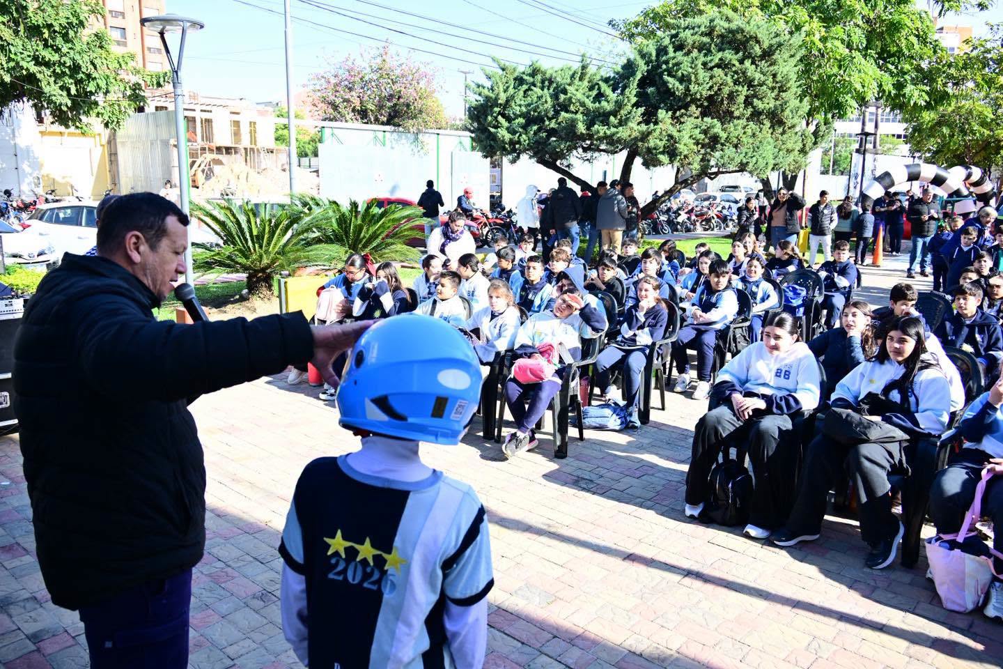 El municipio llevó la seguridad vial al Paseo con un simulador de vuelcos y clases de RCP