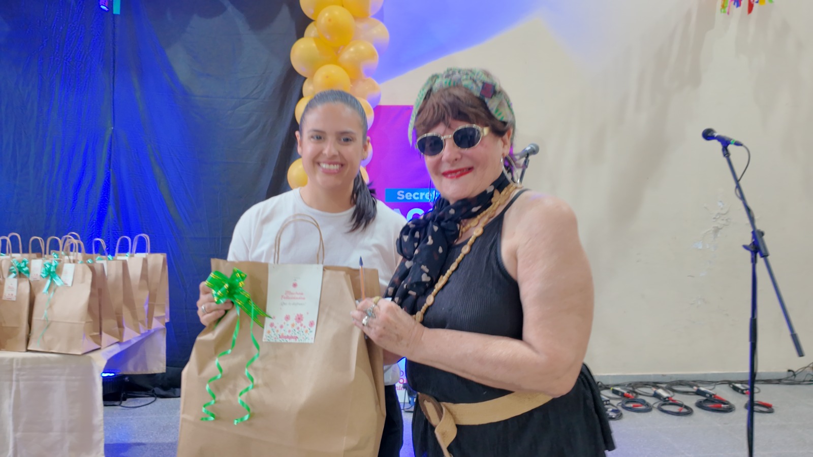 Adultos mayores disfrutaron de una jornada recreativa con bingo y fiesta retro