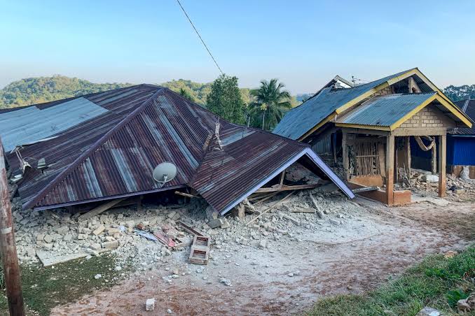 Un terremoto de magnitud 7,7 sacudió la costa de Indonesia: desactivaron la alerta de tsunami