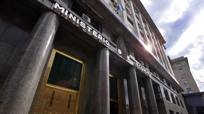 Deuda: Economía enfrenta vencimientos por  billones en agosto y se prepara para el primer test del mes