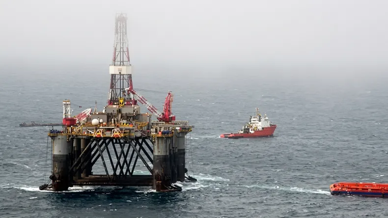 Milei denunció a cinco petroleras por operar en Malvinas y ordenó priorizar la Base Naval en el Presupuesto 2027