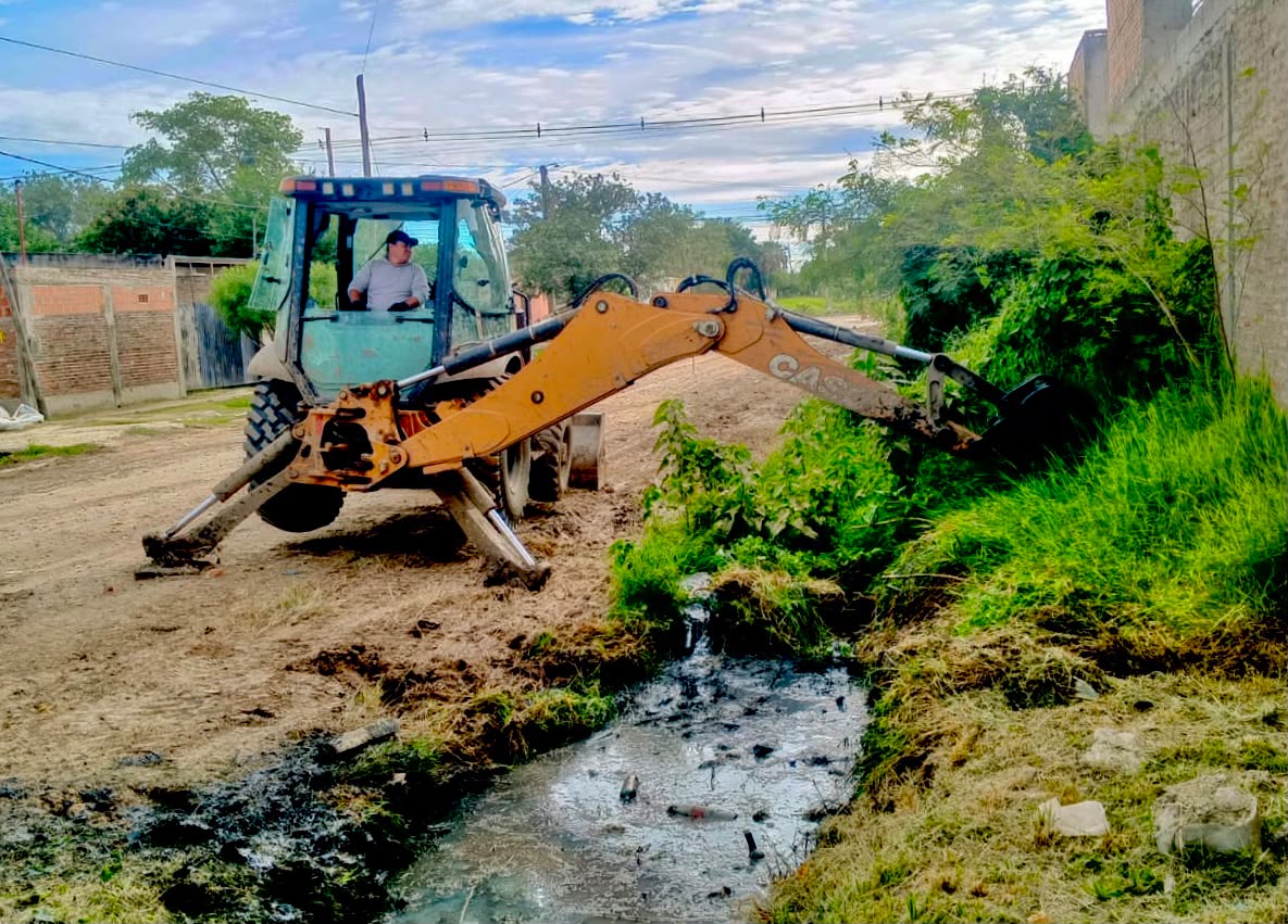 Perfilado de calles y cuneteo en seis barrios de la ciudad