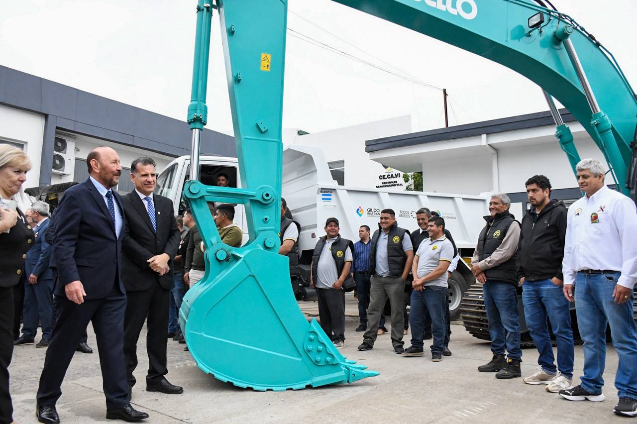 Insfrán encabezó el acto por el Día del Camino y del Trabajador Vial