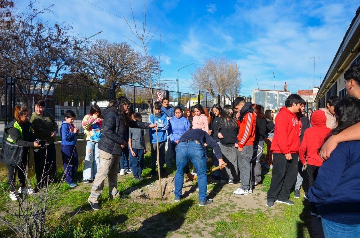 PLANTACIONES, TALLERES Y PARTICIPACIÓN VECINAL MARCARON LA SEMANA DEL ÁRBOL EN RAWSON