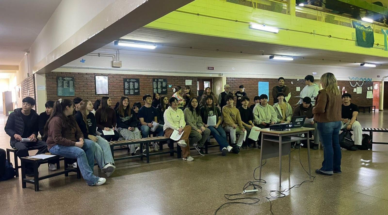 JÓVENES DE RAWSON APRENDEN A PREPARAR SU CV Y AFRONTAR SUS PRIMERAS ENTREVISTAS LABORALES