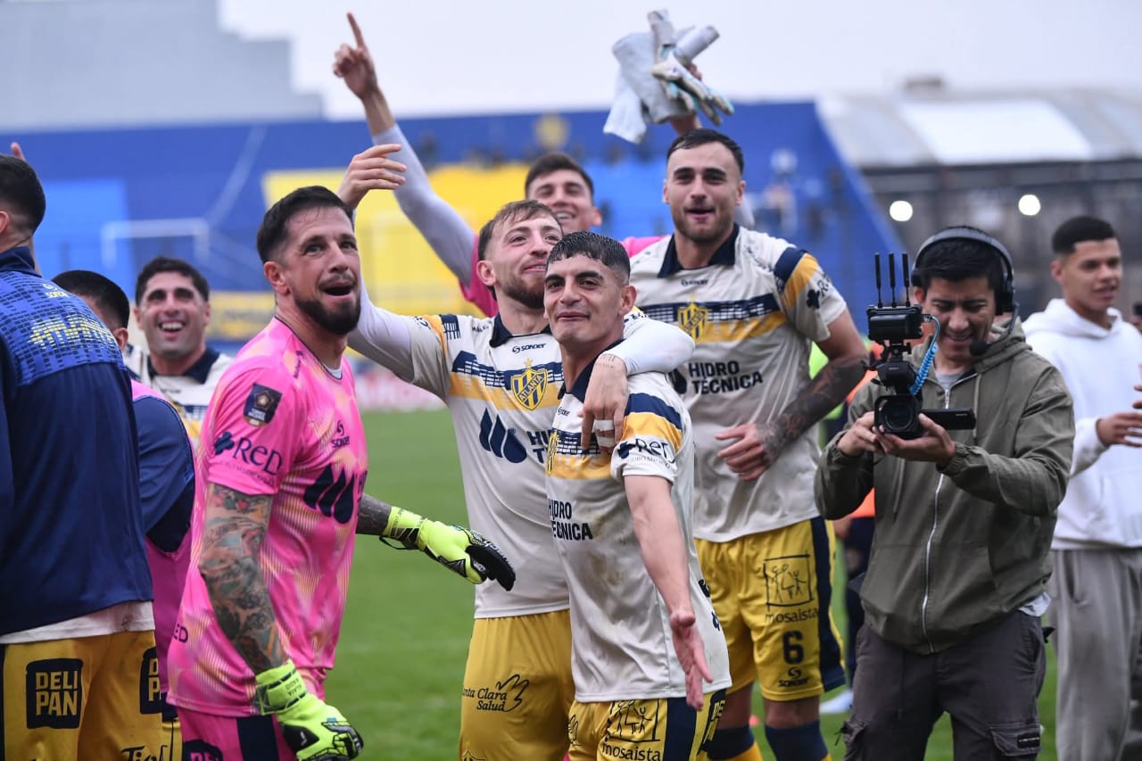 En la lucha por la punta, el Bohemio se quedó festejando