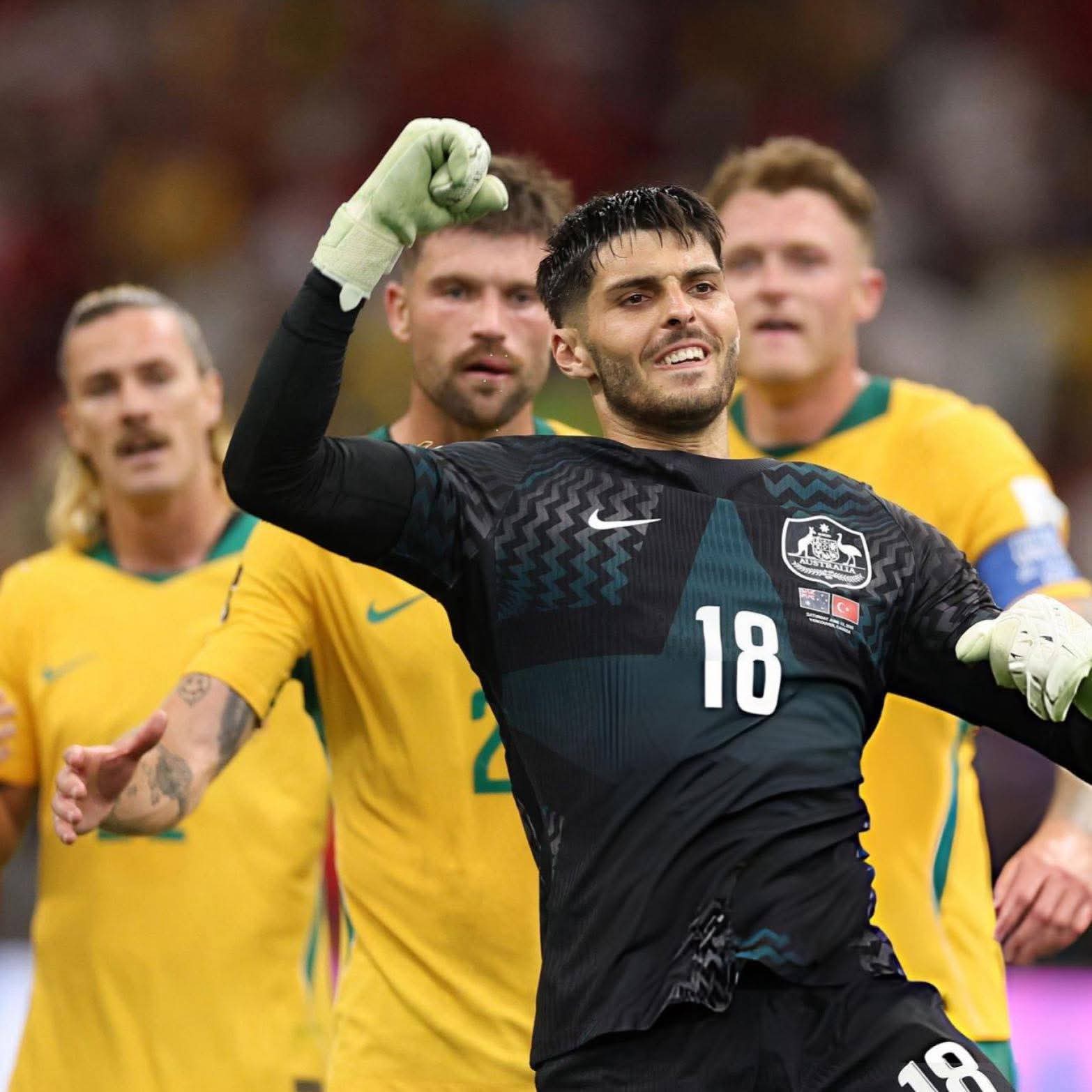 Australia sacude a Turquía en el debut