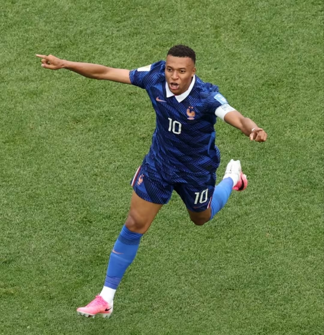 El centenario Mbappé guía a Francia a la clasificación