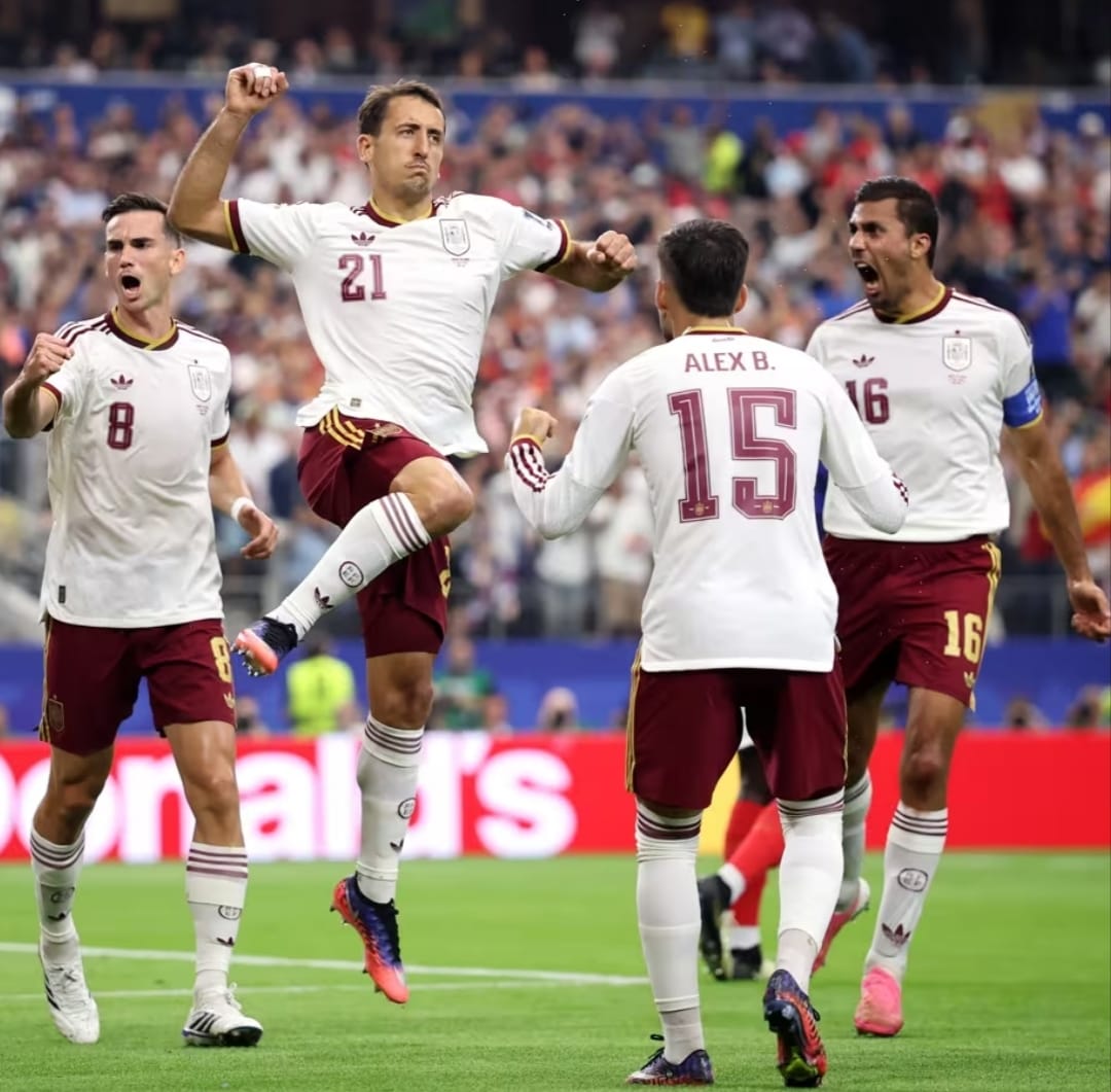España encuentra su fútbol total para medirse en la final