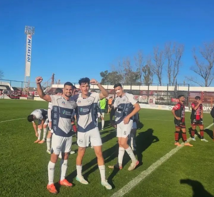 Con una goleada de visitante domina la Zona A del Torneo Federal