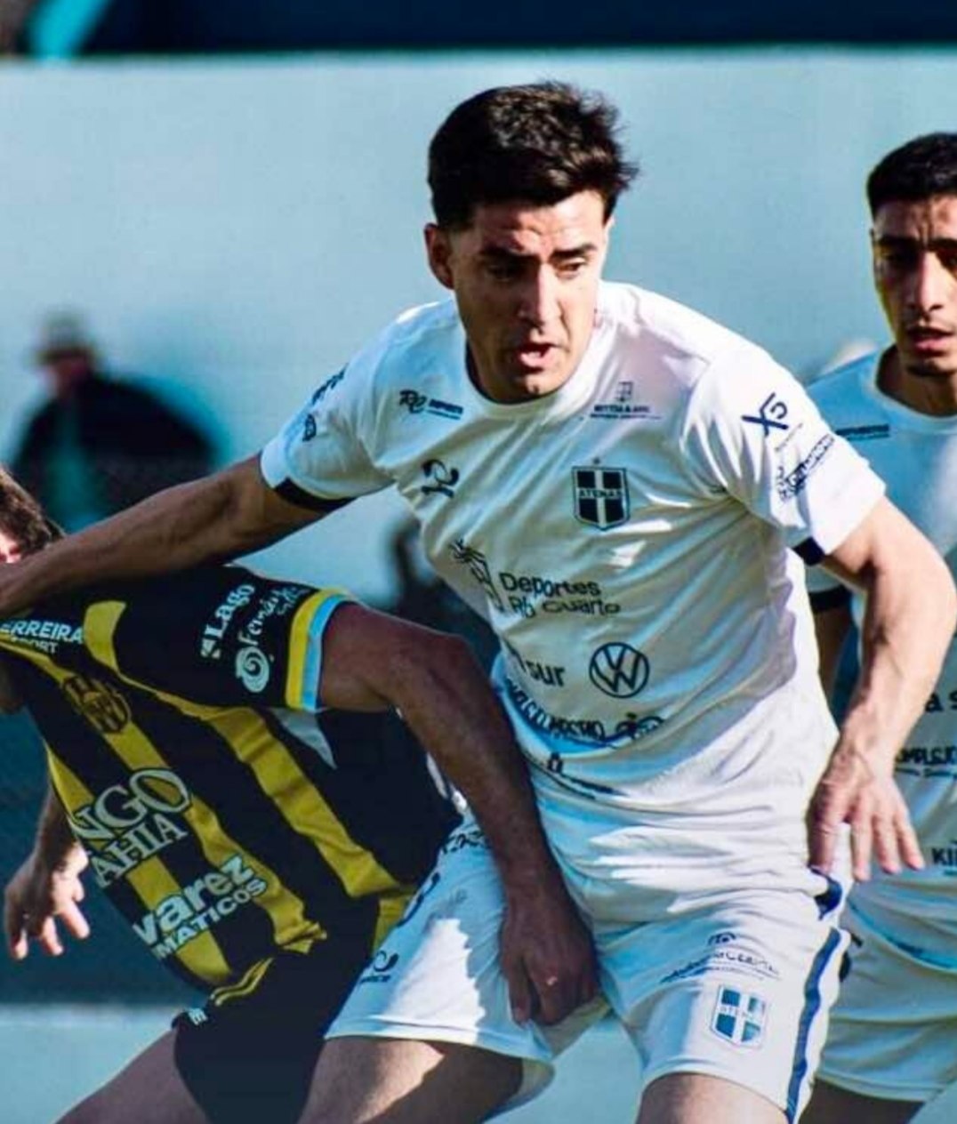 Ganó y se puso a un punto del primer lugar