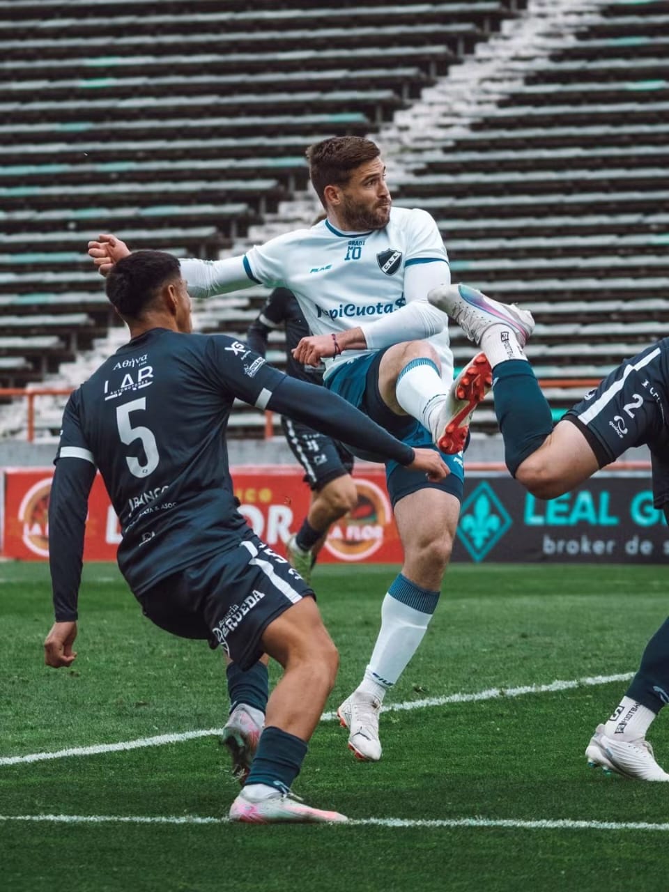 Perdió en tiempo de descuento por un golazo desde afuera del área
