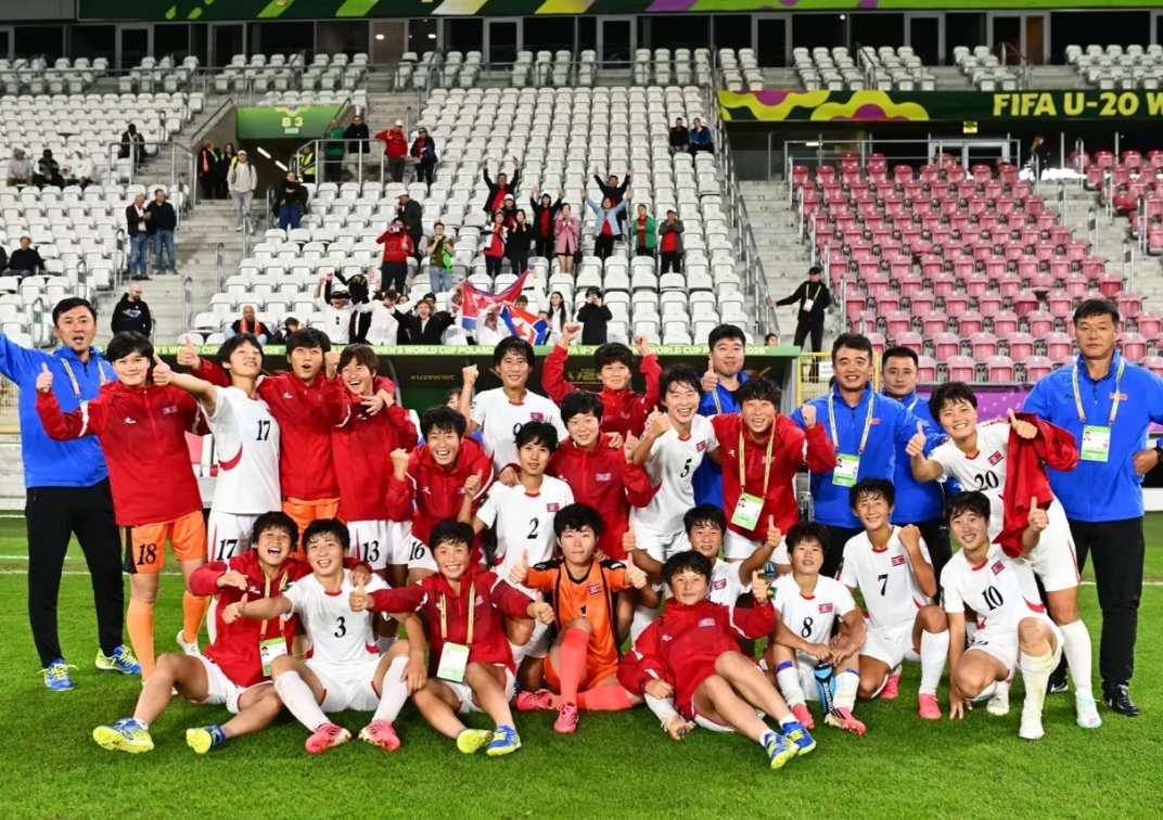Ecuador afuera, Colombia pese a perder sigue en el Mundial de Polonia