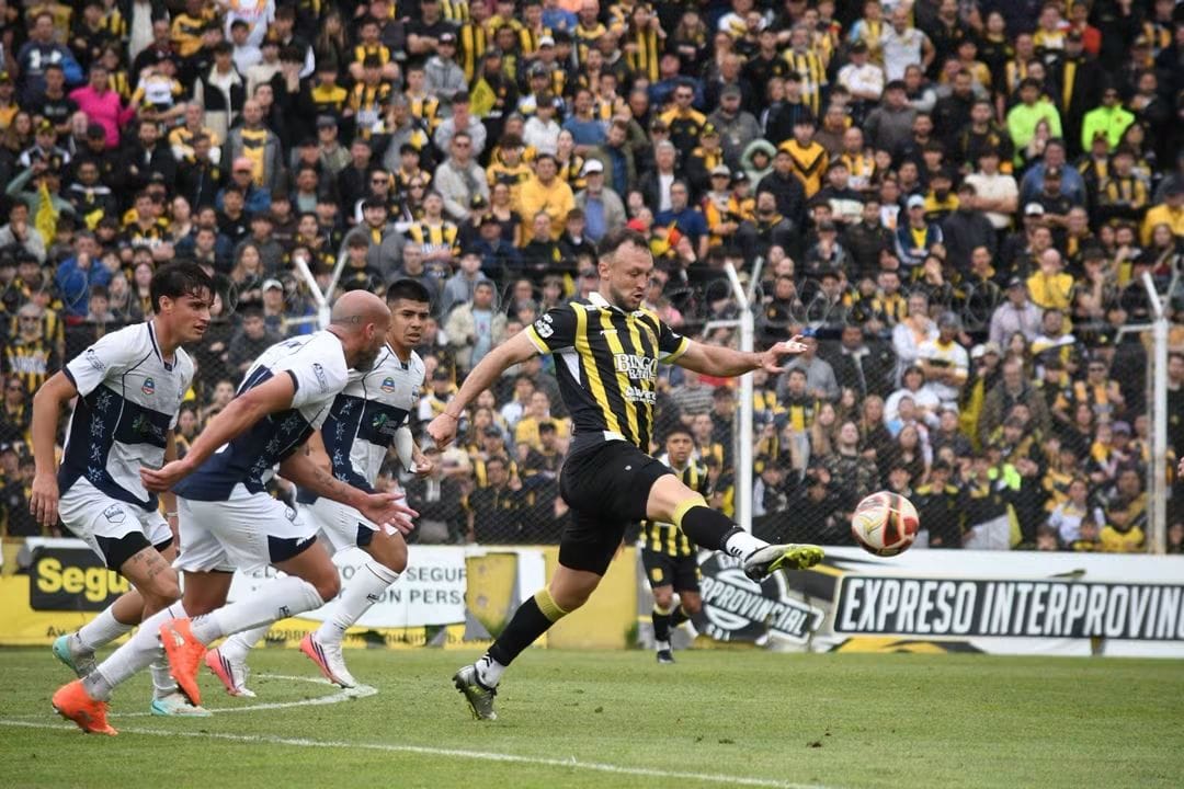 Dos goles, pelotas en los palos y clima de final