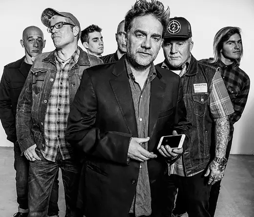 LOS FABULOSOS CADILLACS CUMPLEN 40 AÑOS: CUATRO DÉCADAS DE RITMO, CALLE, LOCURA Y GLORIA