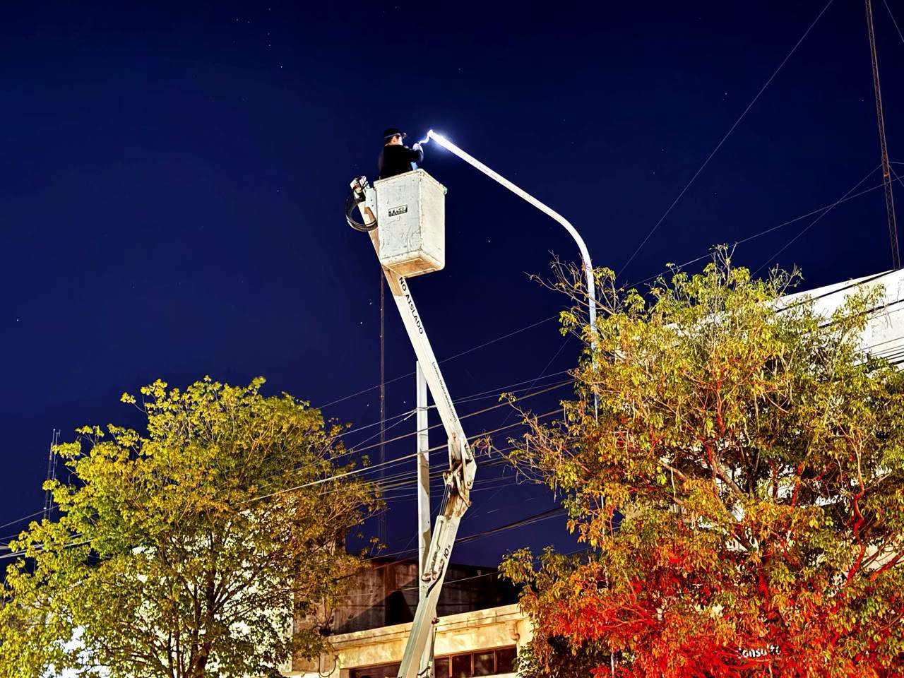 CHARATA: CONTINÚAN LOS TRABAJOS DE RECAMBIO DE LUMINARIAS EN DISTINTOS SECTORES DE LA CIUDAD