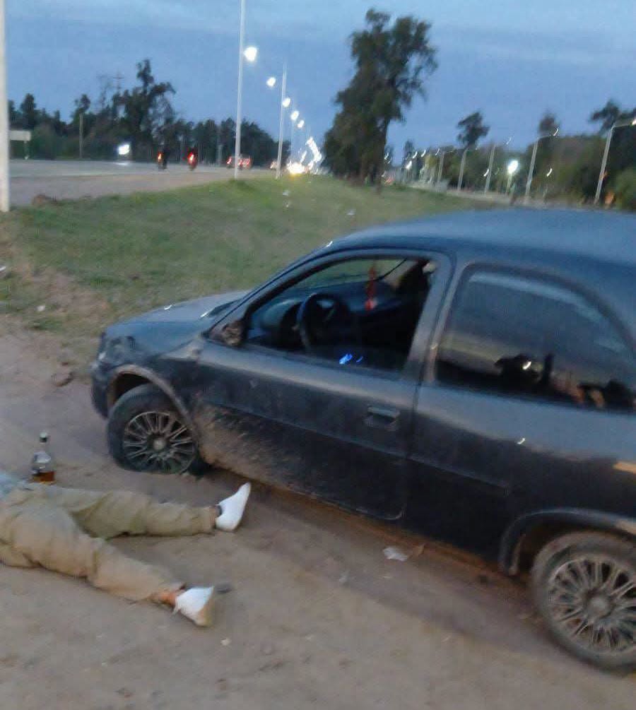 SÁENZ PEÑA: ENCUENTRA UN HOMBRE EBRIO TIRADO EN LA CALLE JUNTO A SU VEHICULO