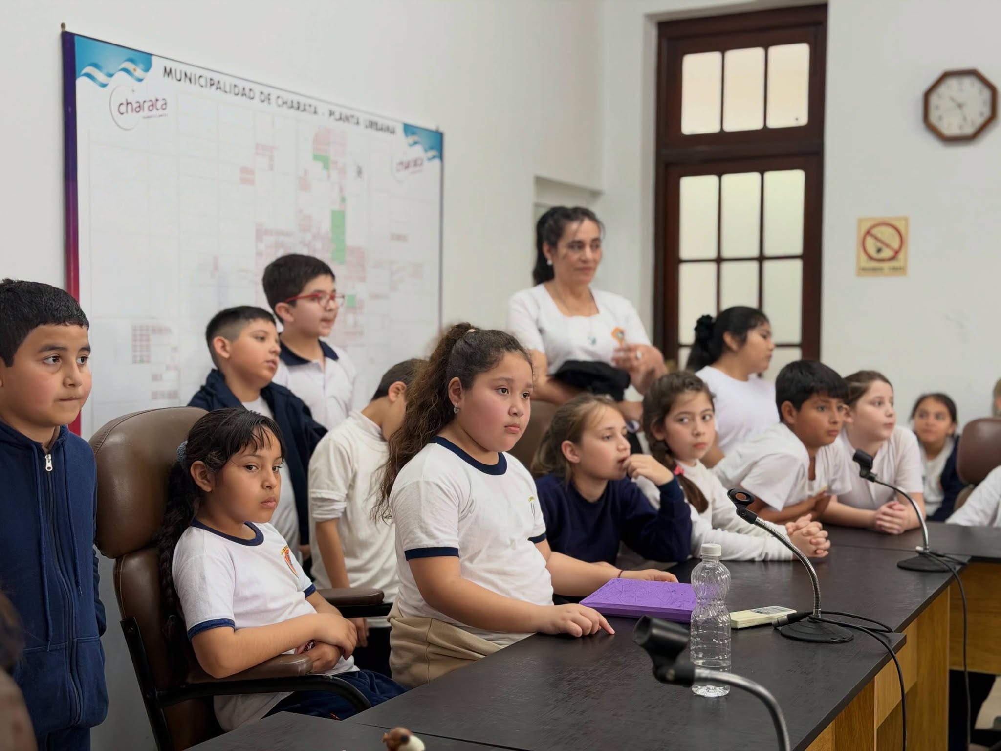 CHARATA: VISITA DE ALUMNOS DE LA ESCUELA N°142, AL CONCEJO MUNICIPAL