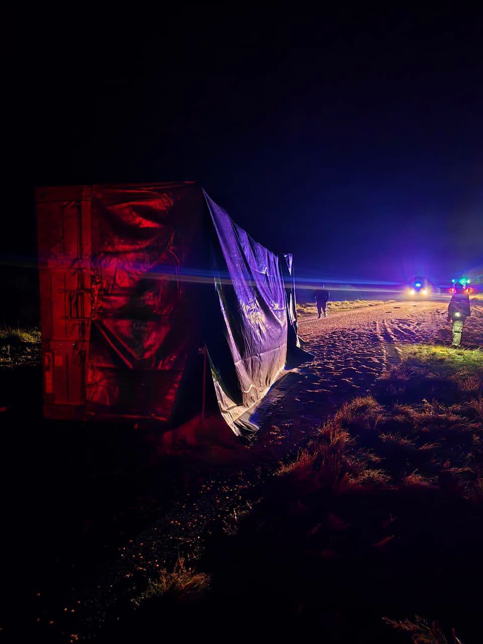 GRAL. PINEDO: VUELCO DE ACOPLADO DE UN CAMIÓN EN RUTA N°5