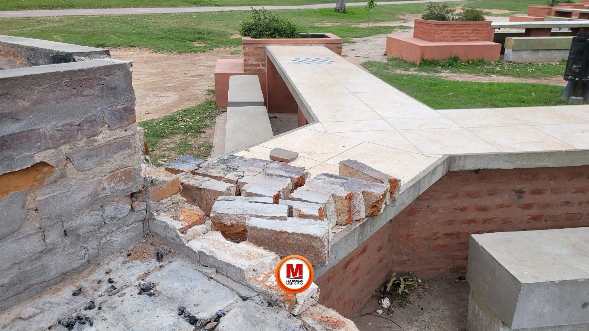 LAS BREÑAS: VANDALISMO EN LOS PARRILLEROS DEL ACCESO A LA CIUDAD