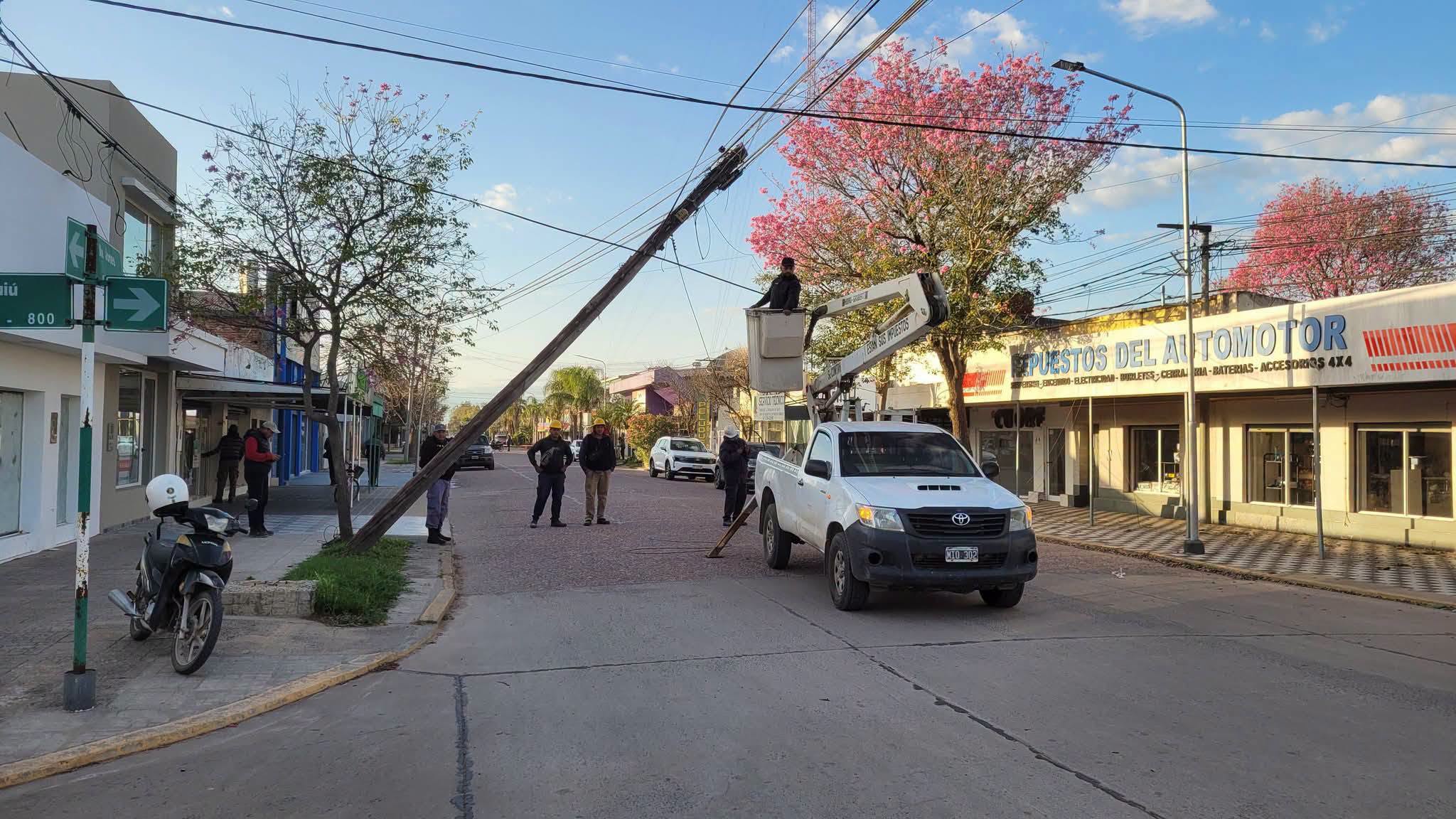 LAS BREÑAS: CORTE DE CIRCULACIÓN EN AV. GRAL. JONES POR CAIDA DE POSTES Y CABLES