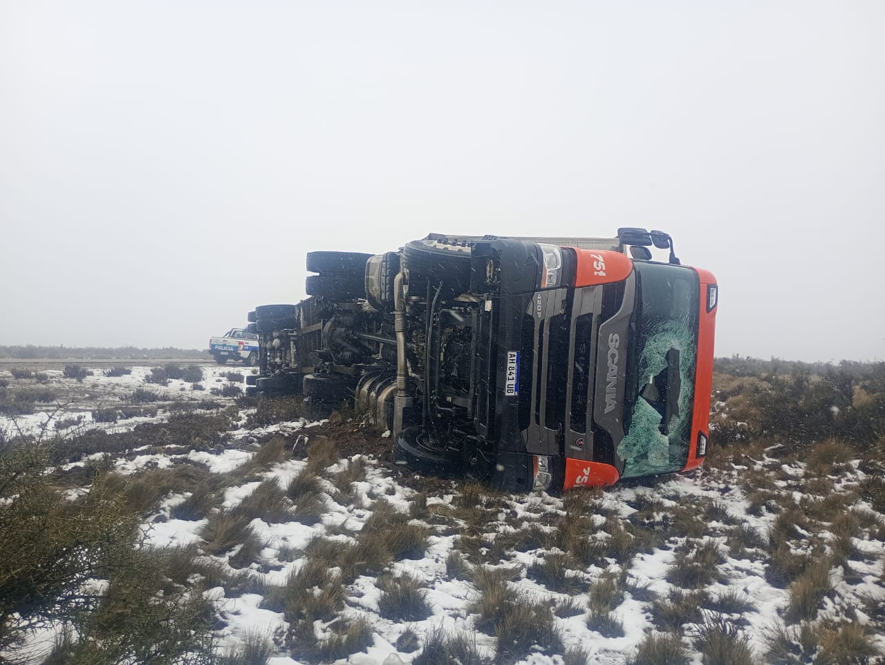 Un camión volcó por la nieve y el hielo sobre la Ruta 3