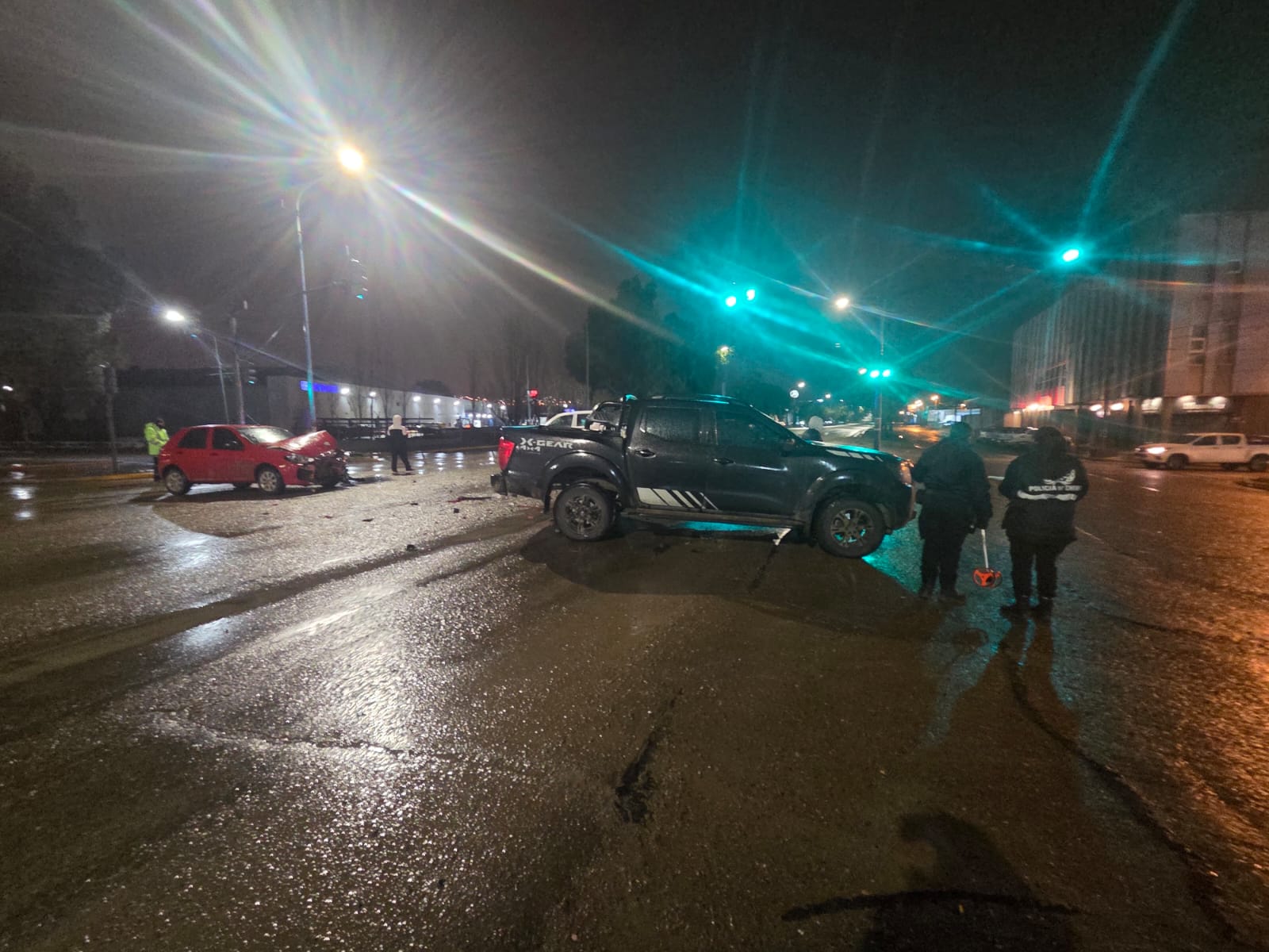 Chocó con un auto tras cruzar en rojo y dio positivo en el test de alcoholemia