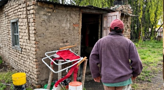 Esclavitud laboral en Gaiman: Peón rural viviendo en un gallinero, sin comida ni sueldo