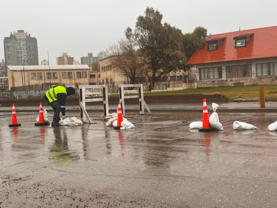 Las lluvias causaron un hundimiento en la avenida Ducós y habrá cortes parciales por 10 días