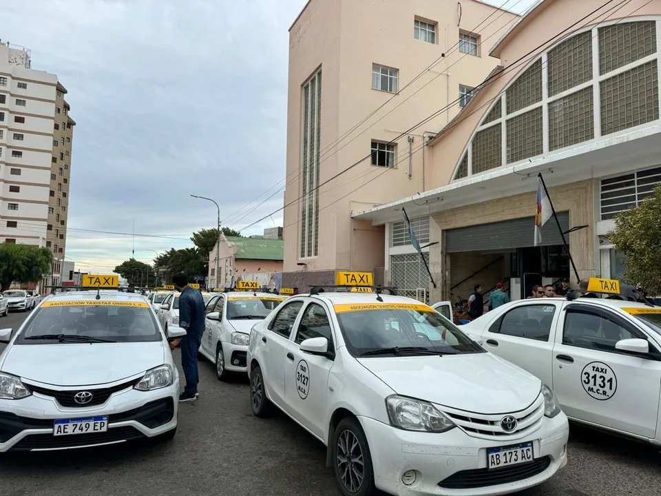 Taxistas participaron de una reunión en el Concejo para pedir una readecuación tarifaria