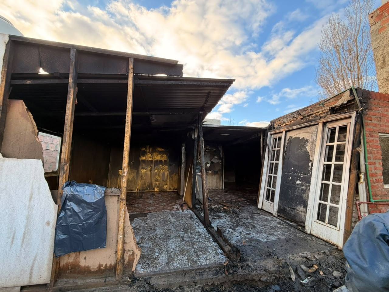San Cayetano: el fuego destruyó su hogar y apelan a la solidaridad para volver a empezar
