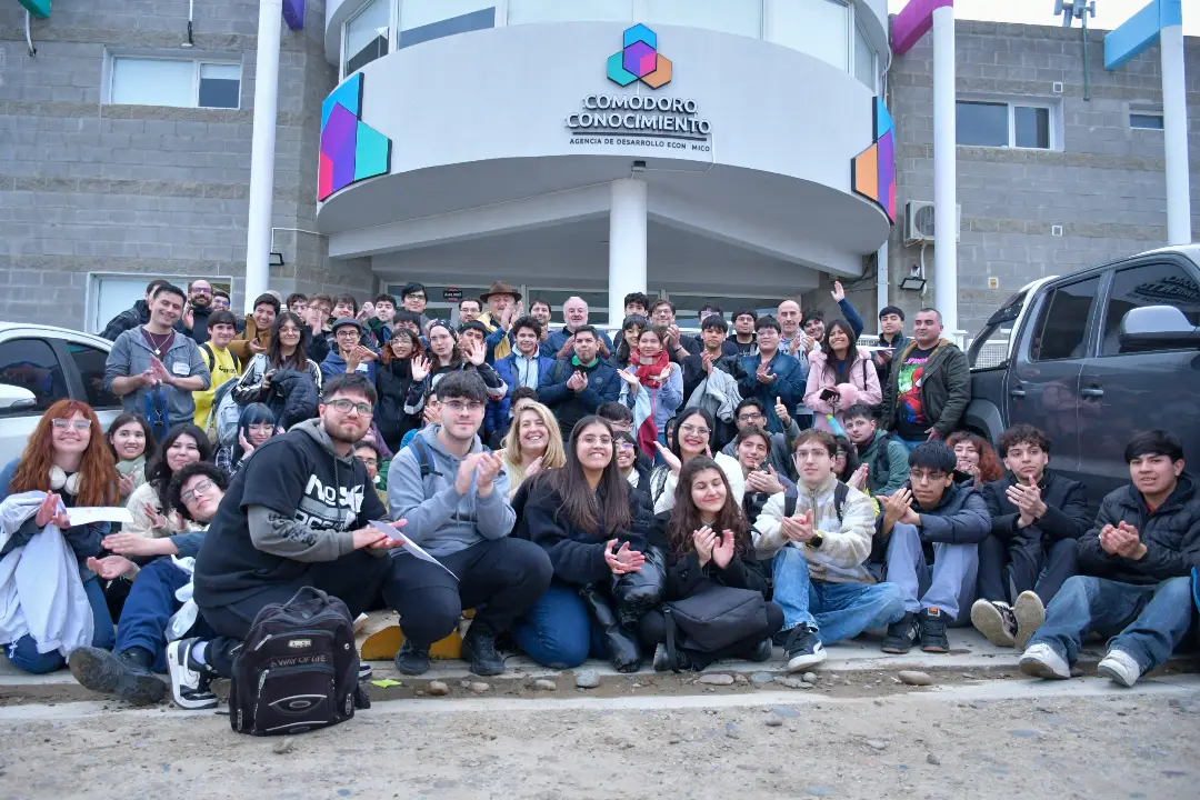 Más de 100 inscriptos, 60 participantes y 11 equipos asumieron el desafío de transformar ideas en videojuegos.