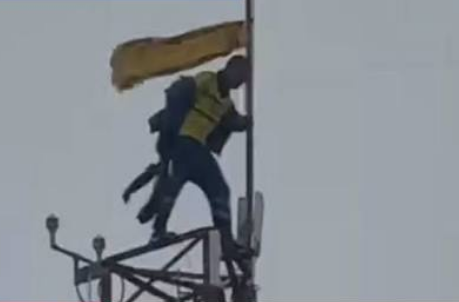 «Denme un trabajo»: Desesperado un hombre se subió a una antena reclamando un empleo