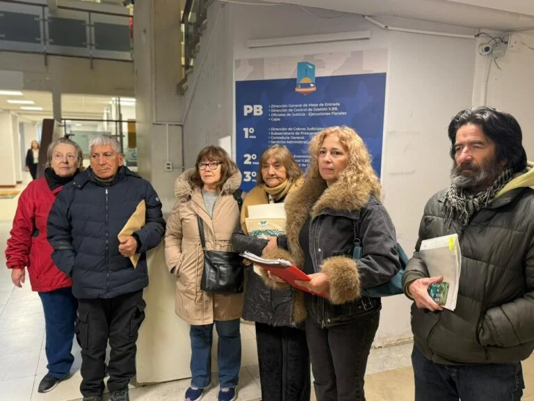 Vecinos del barrio LU4 se reunieron en la municipalidad en busca de respuestas