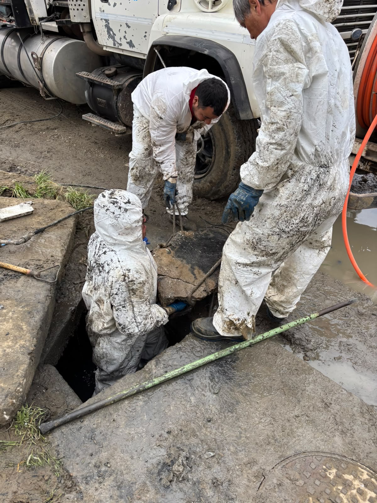 Tareas de mantenimiento de pluviales en toda la ciudad ante alerta amarilla por lluvias