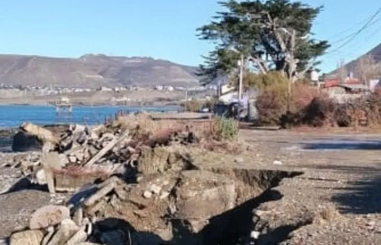 La marejada socavó la costa y dañó la calle Arenales en Km 5