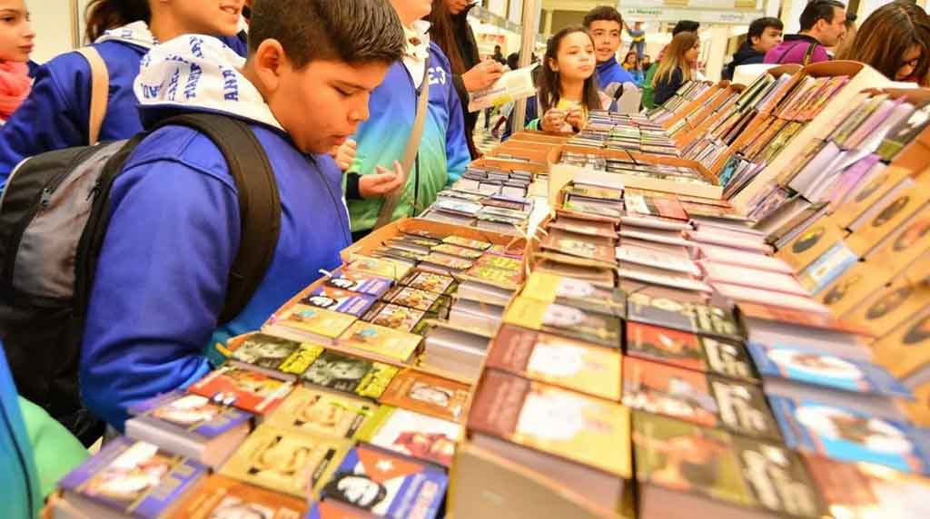 Apuntan a eliminar la Ley del Libro, el sistema de precio unico de venta al publico.