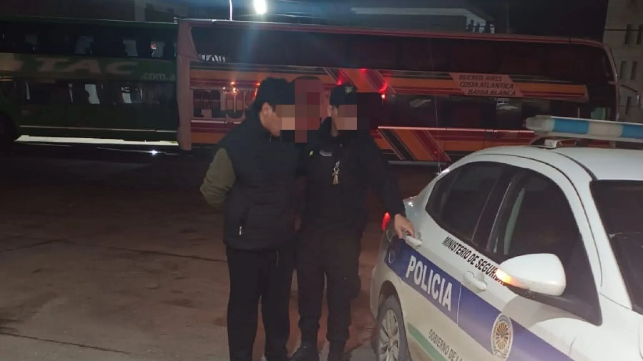 Detuvieron a un hombre acusado de realizar exhibiciones obscenas durante un viaje en colectivo