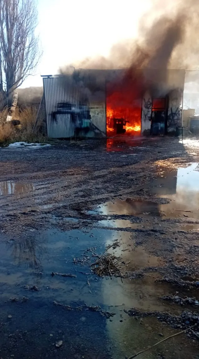 Volcó un bidón de nafta por error y quemó su carpintería en Sarmiento