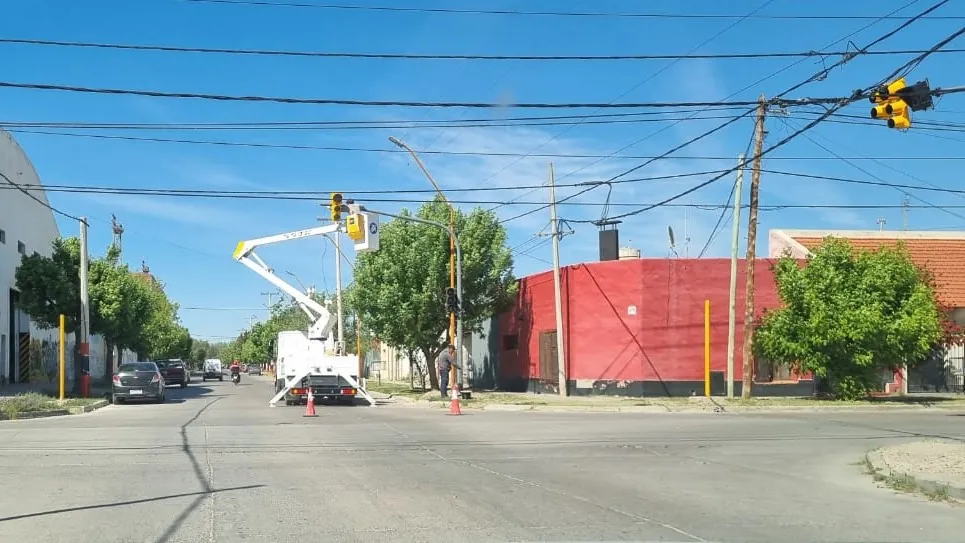 Actualización del sistema de semáforos en intersección de Avenidas Roca, Canadá y Callao